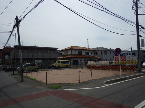 大宮駅西口まちづくり事務所管理用地除草等業務　　防草シート張りました。