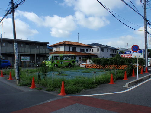 大宮駅西口まちづくり事務所管理用地除草等業務　　防草シート張りました。