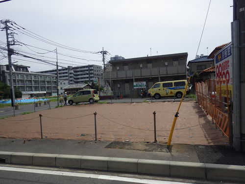 大宮駅西口まちづくり事務所管理用地除草等業務　　防草シート張りました。