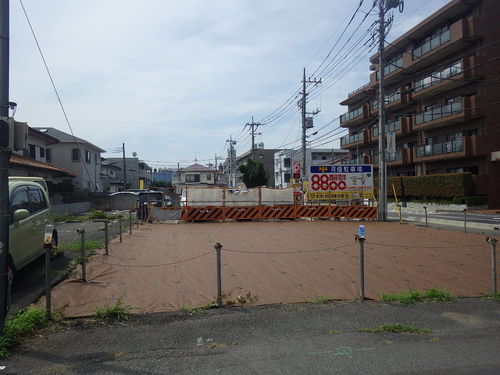 大宮駅西口まちづくり事務所管理用地除草等業務　　防草シート張りました。